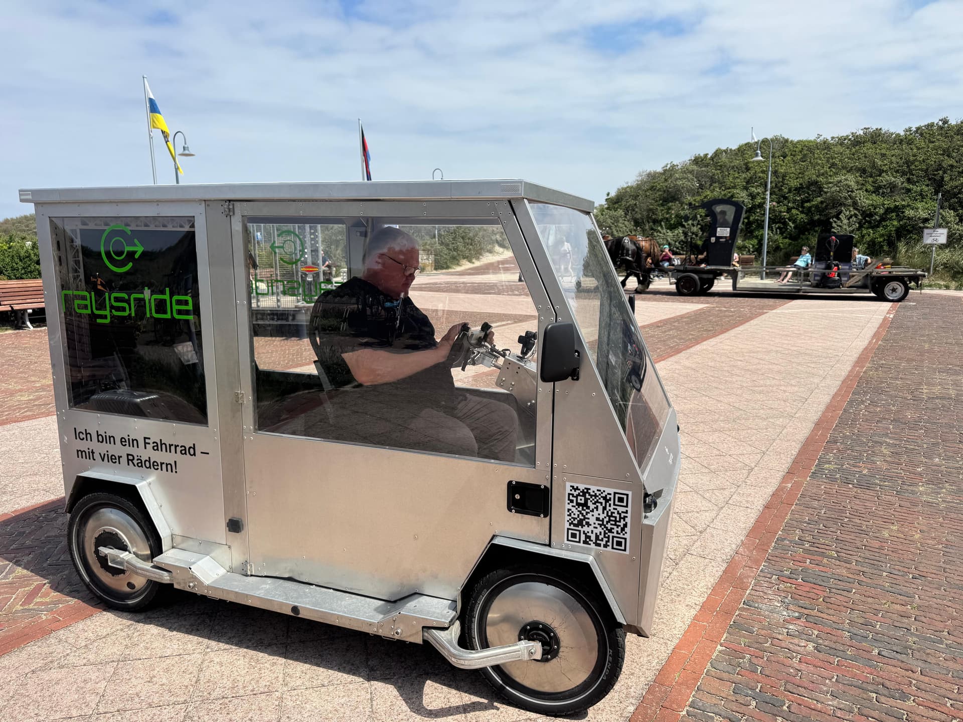 E-Shuttle mit Fahrer unterwegs auf Juist