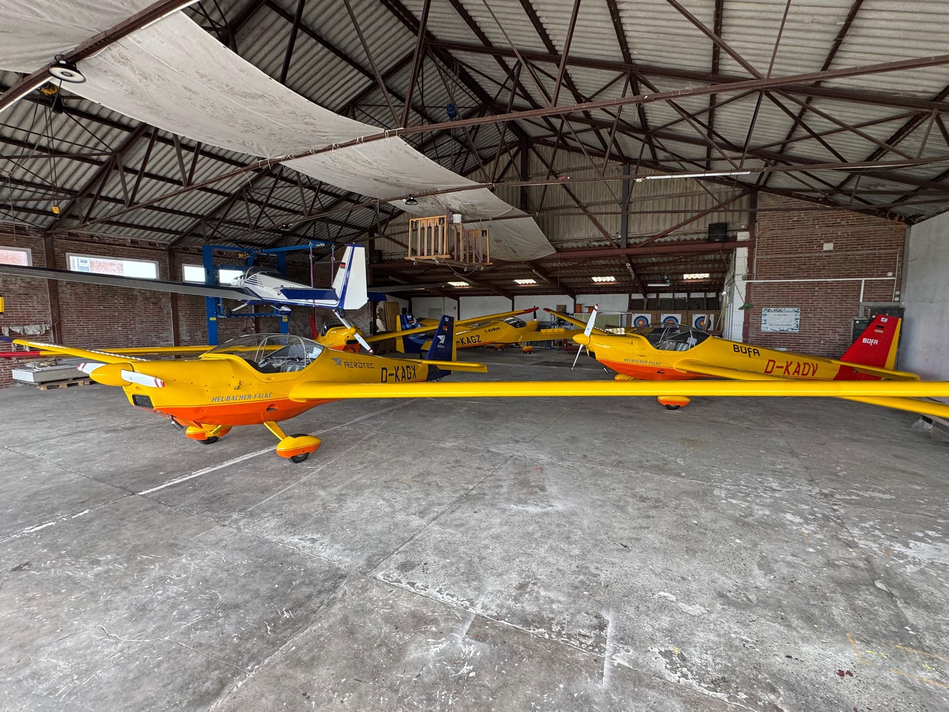 Motorsegler im Hangar des Flugplatz Juist
