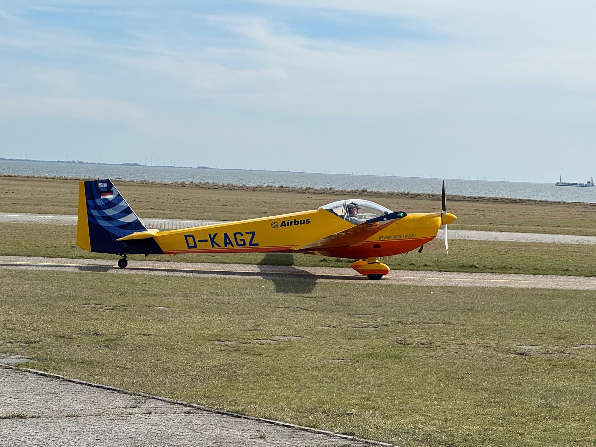 Motorsegler am Flugplatz Juist mit Blick aufs Wattenmeer