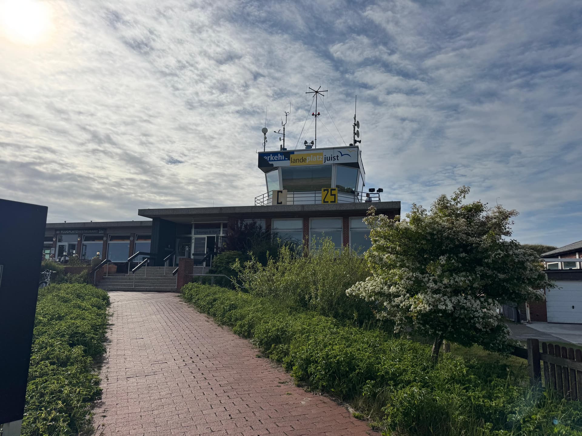 Tower-Gebäude am Flugplatz Juist