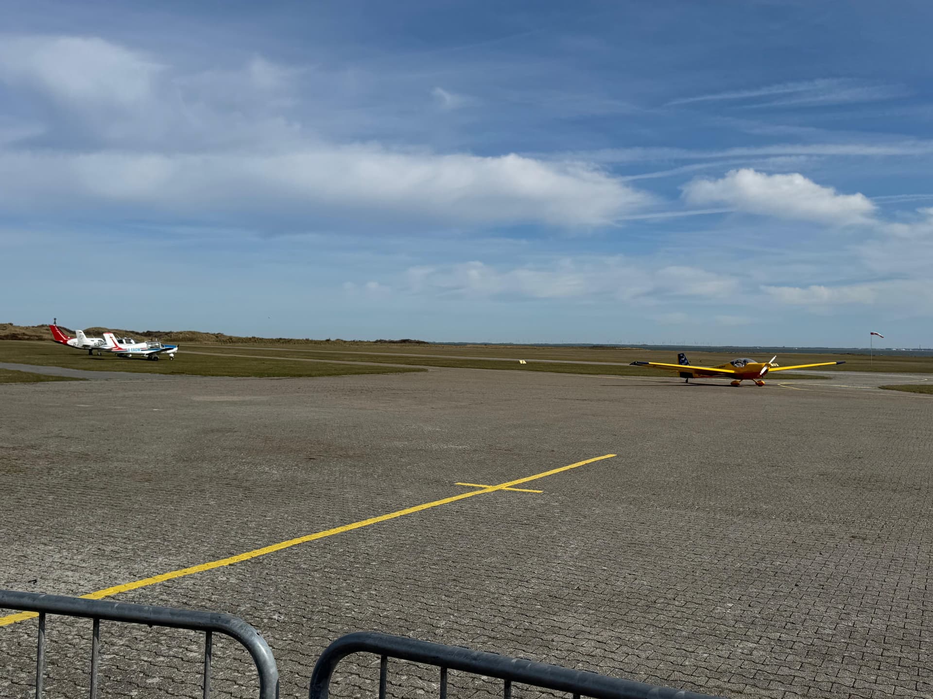 Vorfeld und Bahn am Flugplatz Juist