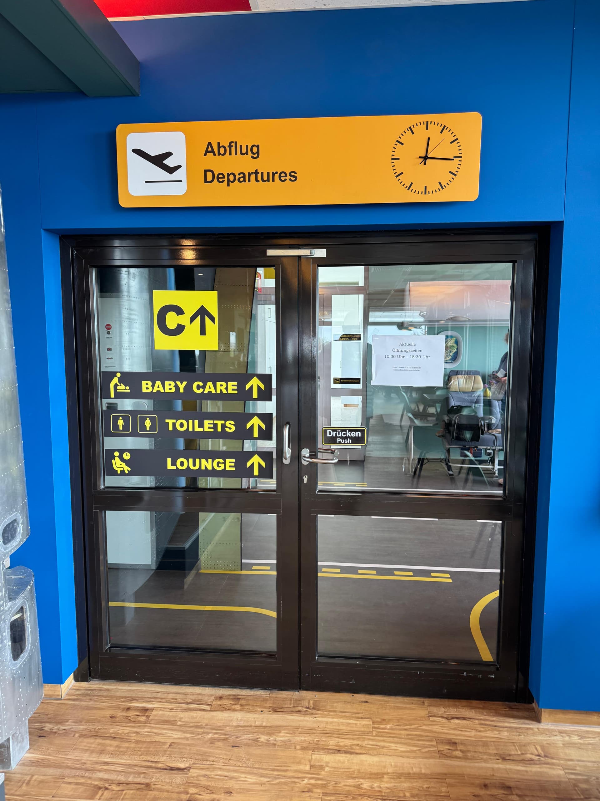 „Departures"-Türen im Restaurant