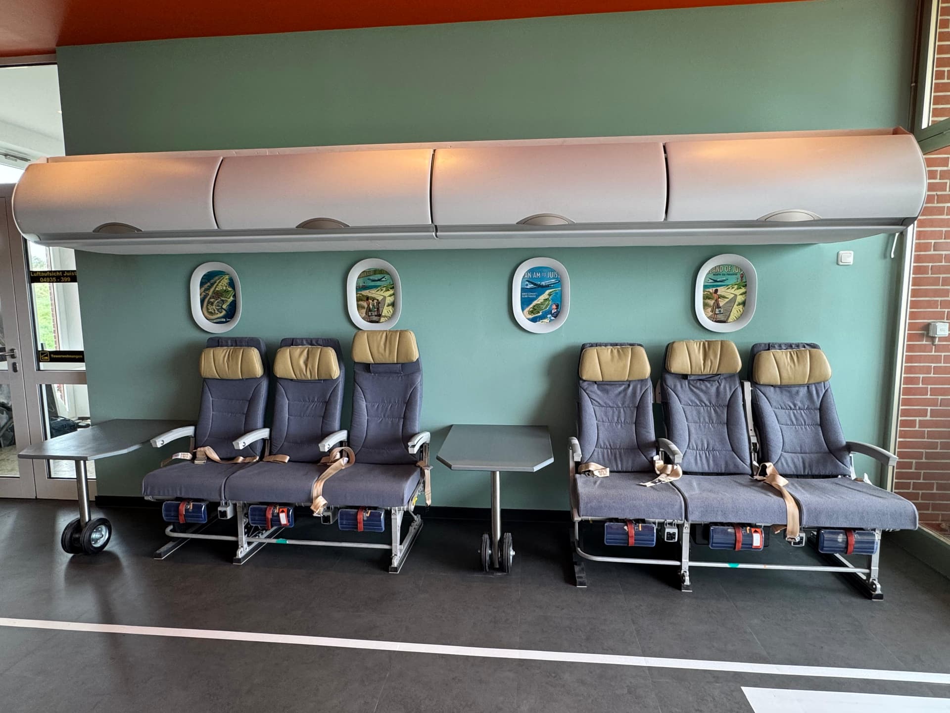 Original-Flugzeugsitze als Sitzbank