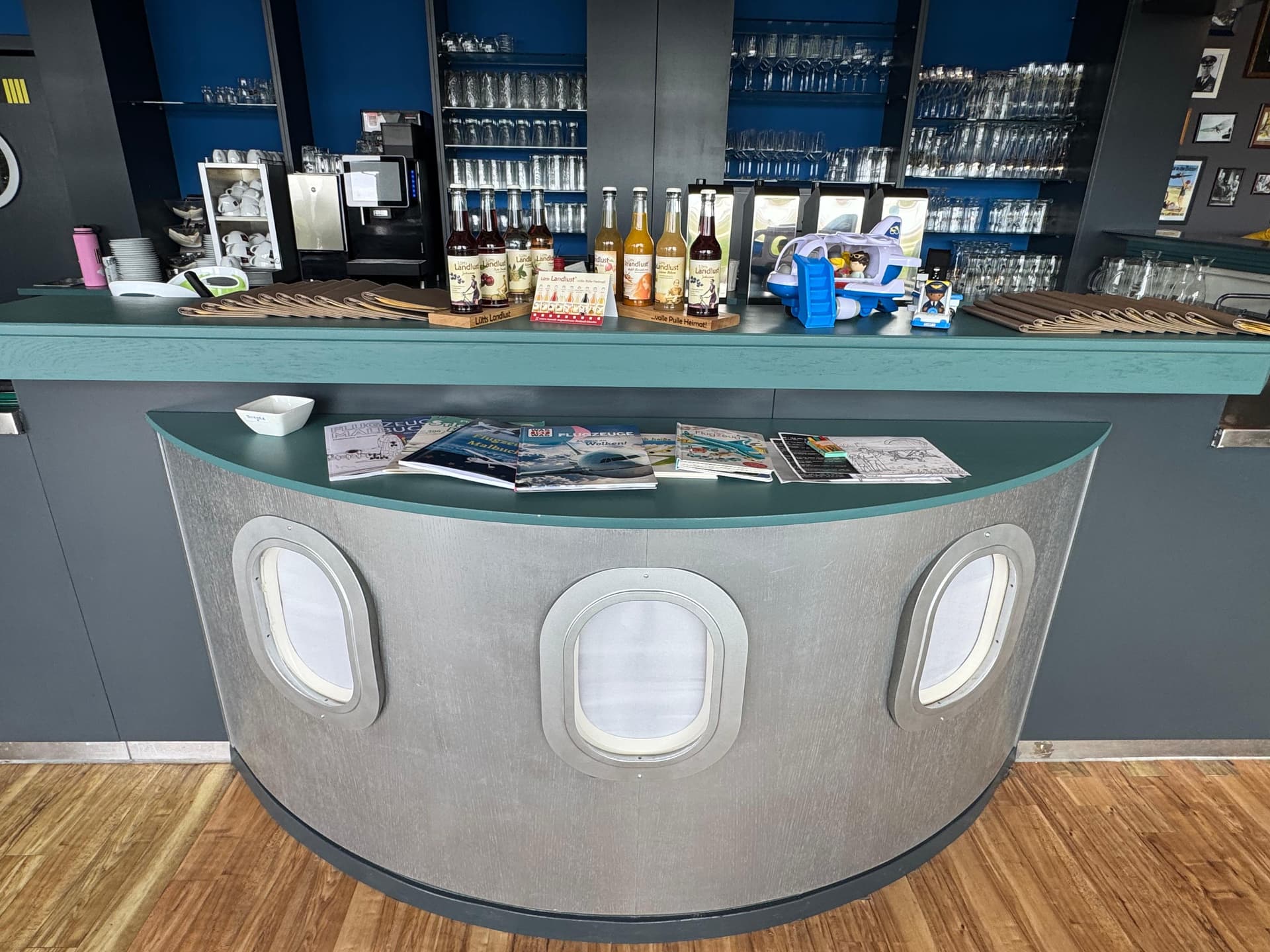 Theke mit Flugzeugfenstern im Flugplatz-Restaurant